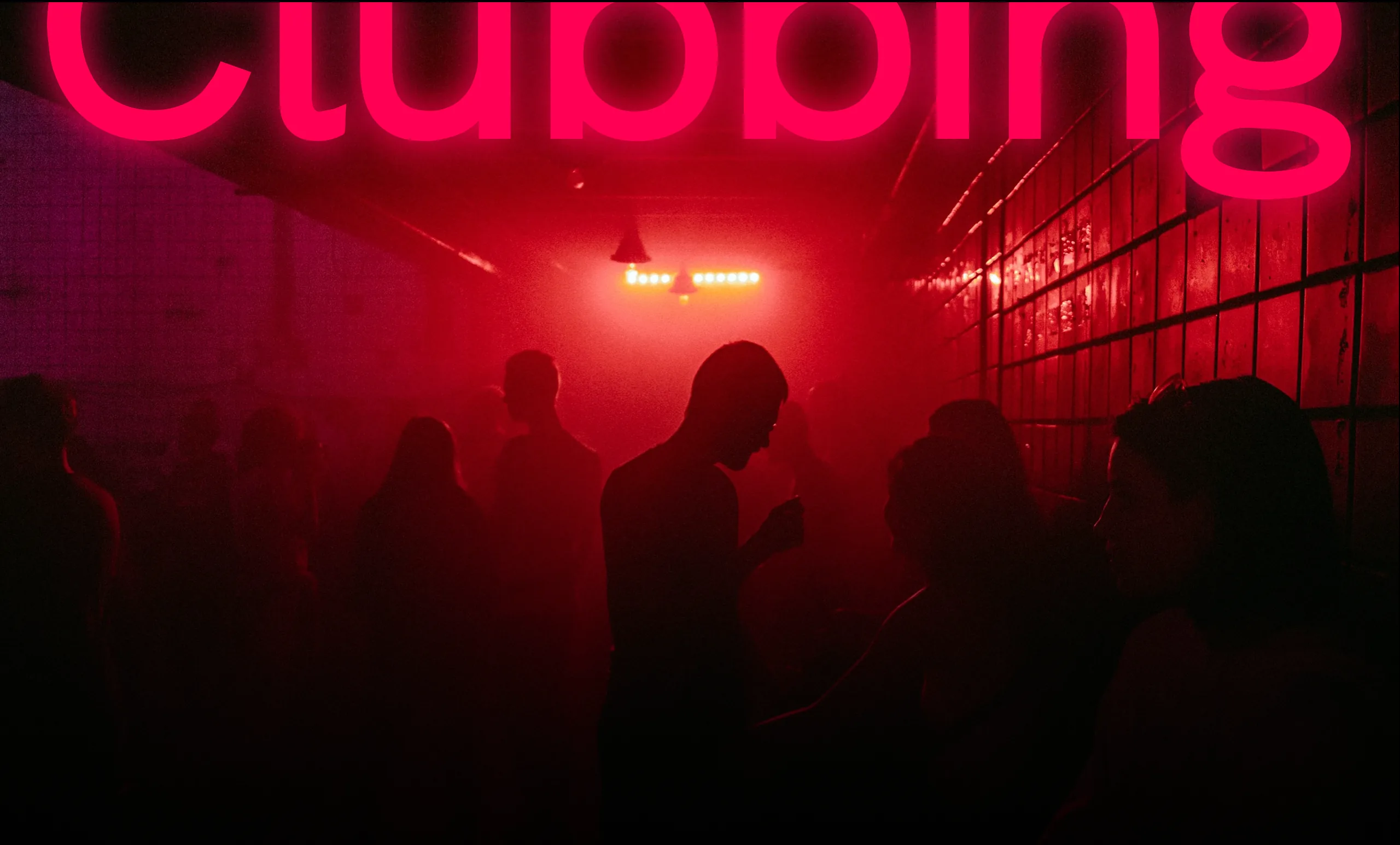Logotipo Clubbing a tutta larghezza sopra una pista avvolta nella luce rossa