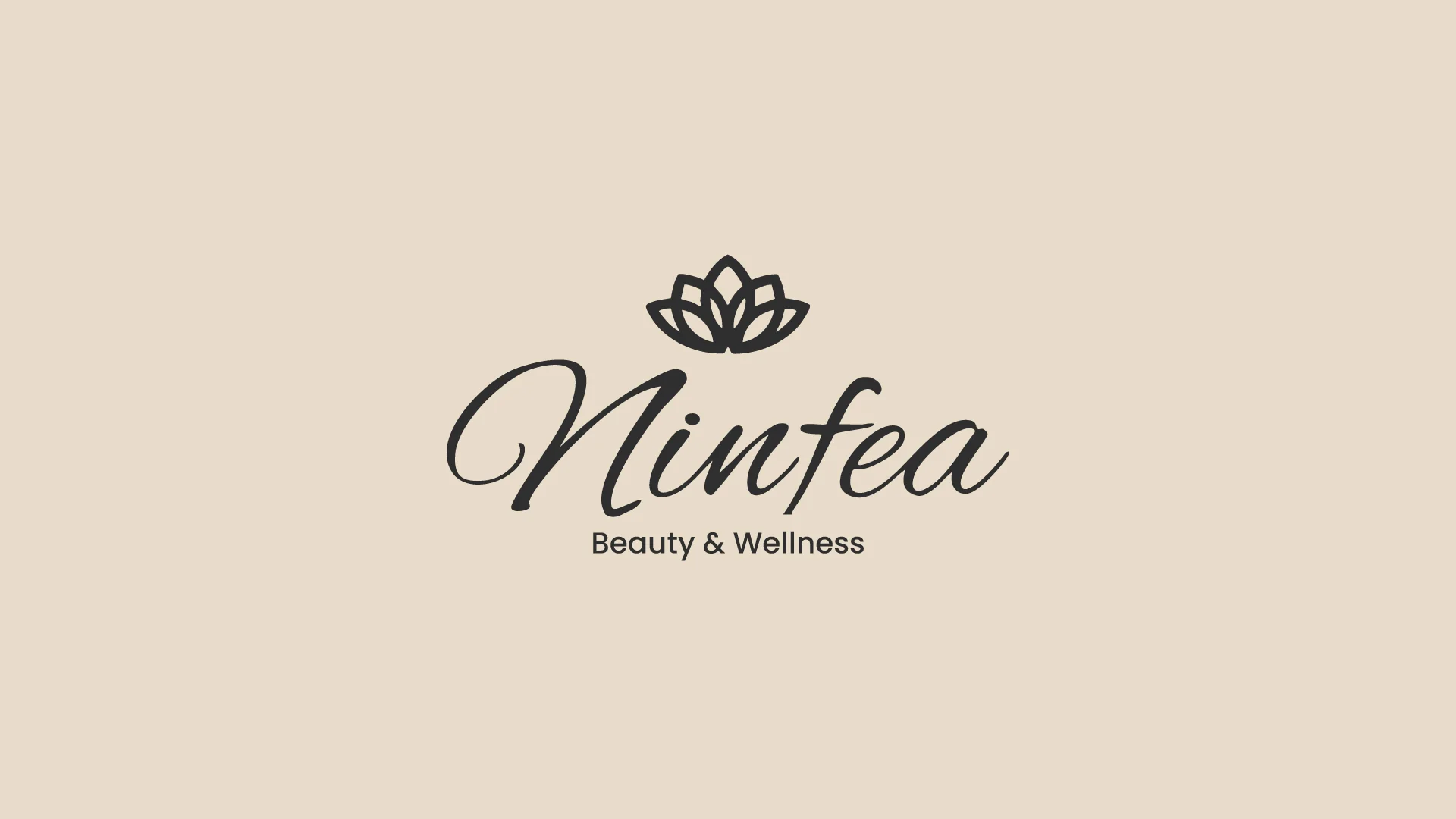 Logotipo Ninfea Beauty & Wellness su fondo sabbia